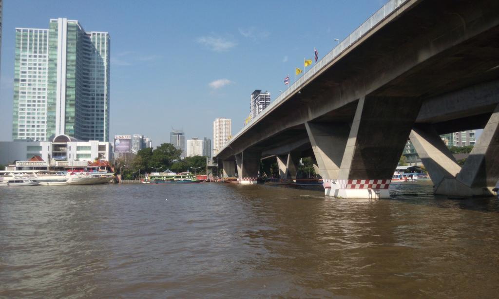 Baan Sathorn Riverfront Bangkok Habitación foto