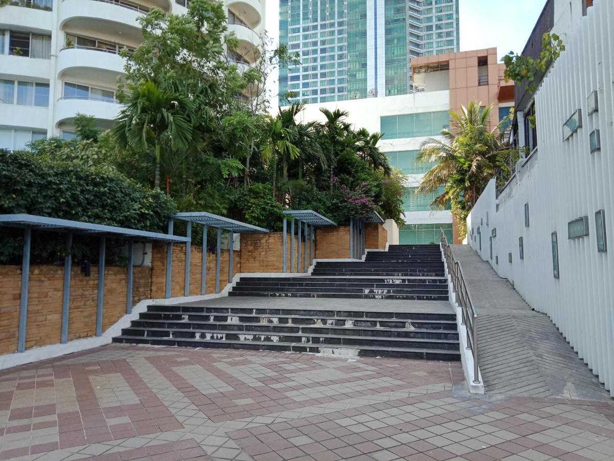 Baan Sathorn Riverfront Bangkok Exterior foto